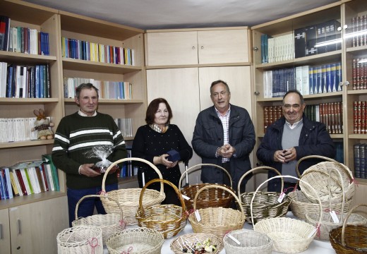 20 veciños e veciñas de Touro participaron no curso de cestería para recuperar a tradición dos vellos oficios